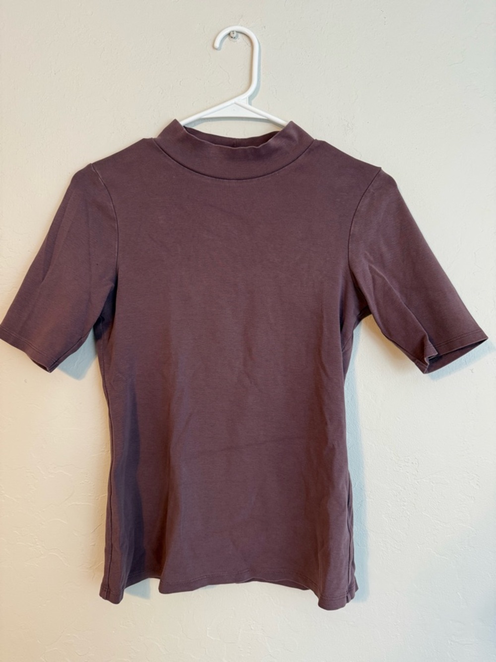 Uniqlo Women's Short Sleeve Mock Neck Top in Mauve Brown